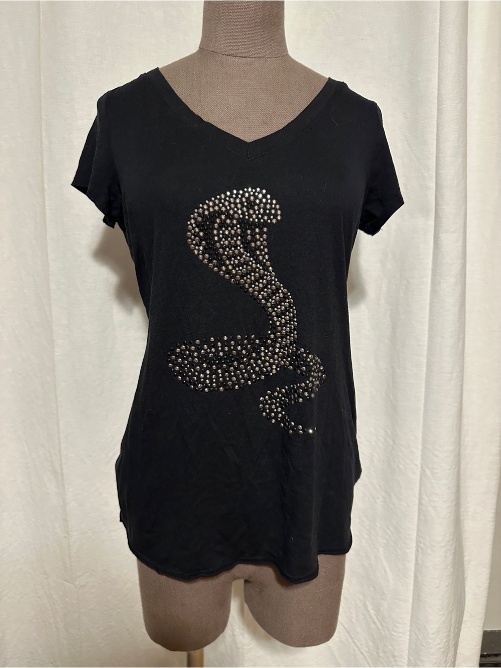 Rock & Republic Black V-Neck Tee with Studded Snake and open ribbed back medium